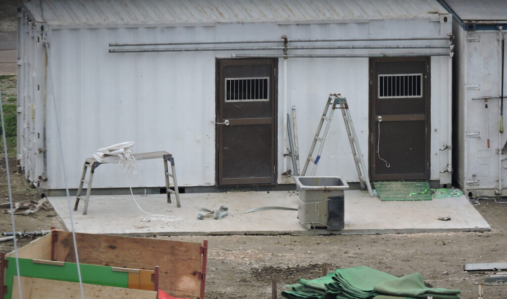 木下サーカス　ポニー　飼育コンテナ